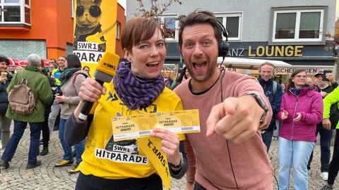 Platzansagerin Katrin und Corvin Tondera-Klein strahlen in Crailsheim um die Wette.