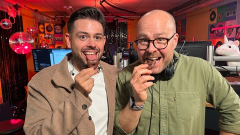 Max Oehl und Matthias Sziedat essen Lebkuchen im SWR1 Studio.