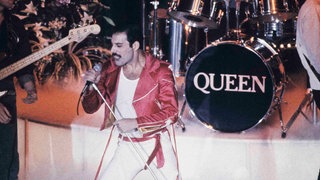 Der Sieger der SWR1 Hitparade 2025: Die Band Queen steht auf einer Bühne  (Foto aus dem Jahr 1960)
