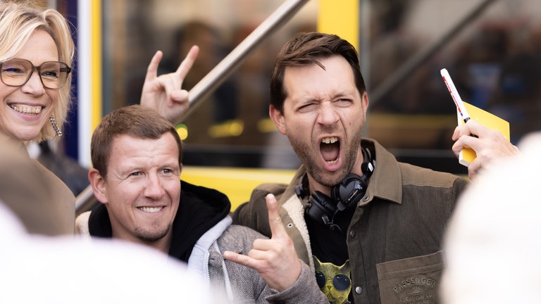 Stefanie Anhalt und Corvin Tondera-Klein in Tuttlingen mit einem Hitparaden-Fan formen mit den Fingern die "Pommesgabel".