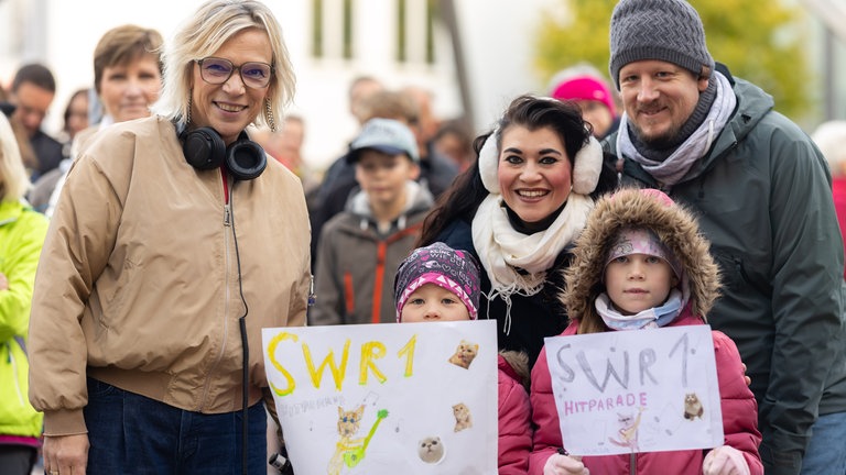 Stefanie Anhalt mit einer Familie bei der Hitparaden-Finalparty 2025 in Tuttlingen.