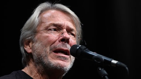 Der Sänger und Liedermacher Reinhard Mey.  Zu "Nein, meine Söhne geb' ich nicht" von Reinhard Mey bei der SWR1 BW Hitparade 2025 sind viele Falschinformationen im Umlauf. Hier beantworten wir Fragen, die uns erreicht haben. 