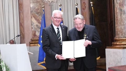 Ministerpräsident Winfried Kretschmann überreicht Matthias Holtmann 2018 den Verdienstorden des Landes Baden-Württemberg.