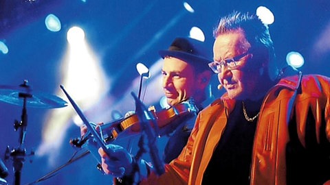 Matthias Holtmann in Action: Er spielt Schlagzeug.