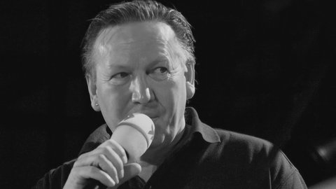 Matthias Holtmann auf der Bühne bei der SWR1 Hitparade 2008. Zum Tod von Matthias Holtmann: Wie erinnern sich Stars aus der Musikbranche, Weggefährten und SWR1 Hörer:innen an die Radiolegende und den Lebensbegleiter für viele Menschen?