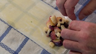 Samosas werden gefaltet