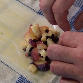 Samosas werden gefaltet