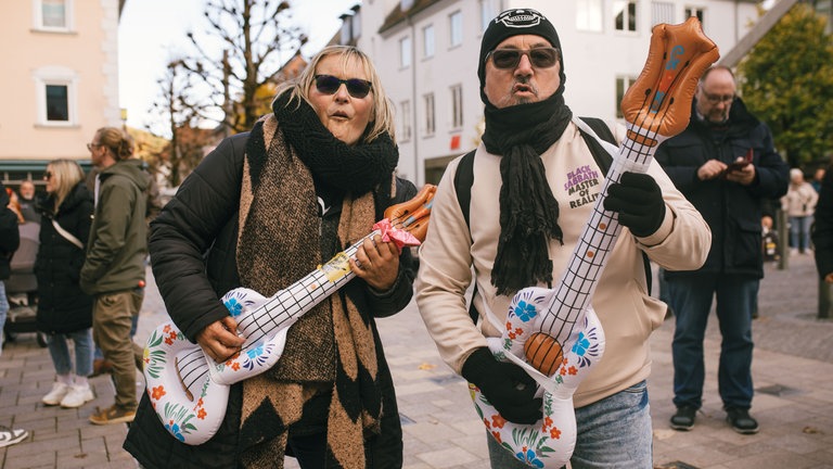 Hitparade 2025 Finalparty Tuttlingen - Zwei Fans spielen Gitarre