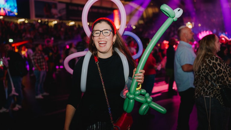 SWR1 Hitparade Finale 2025 Stuttgart - Besucherin mit Luftballontieren