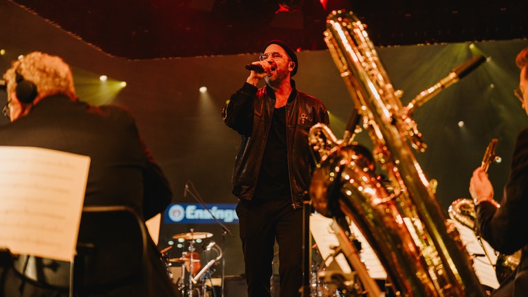 SWR1 Hitparade Finale 2025 Stuttgart - Sänger und Songwriter Cosmo Klein von der SWR1 Band auf der Bühne