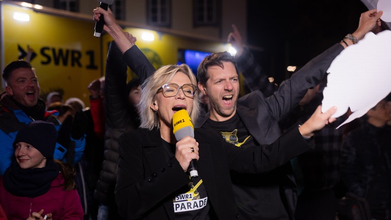 SWR1 Hitparade 2025 Finalparty Tuttlingen - Stefanie Anhalt und Corvin Tondera-Klein auf dem Marktplatz