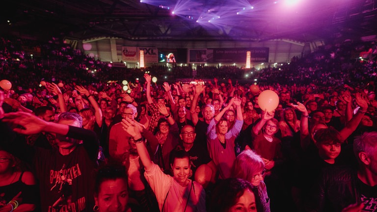 SWR1 Hitparade FInale 2025 Stuttgart - Blick von der Bühne auf das Publikum 