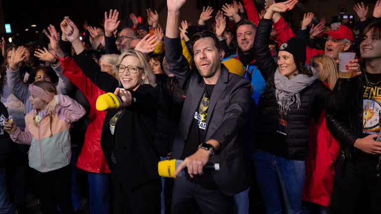 Hitparade 2025 Finalparty Tuttlingen - Stefanie Anhalt und Crovin Tondera-Klein feiern mit dem Publikum auf dem Marktplatz