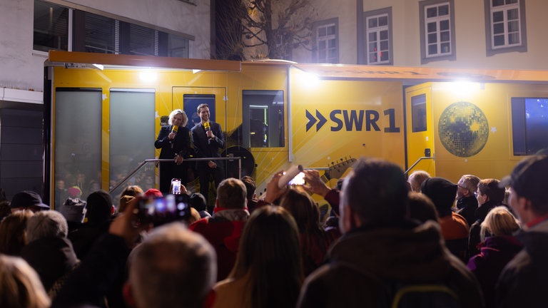 Hitparade 2025 Finalparty Tuttlingen - Stefanie Anhalt und Corvin Tondera-Klein auf den Stufen vor dem mobilen Hitparaden-Studio