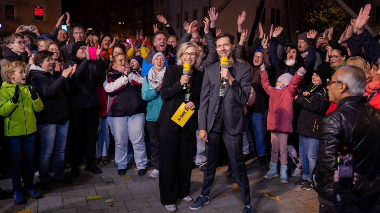 Hitparade 2025 Finalparty Tuttlingen - Stefanie Anhalt und Corvin Tondera-Klein inmitten des Publikum