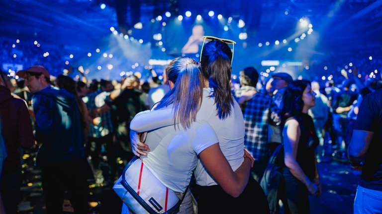 SWR1 Hitparade Finale 2025 Stuttgart - zwei Fans schauen Richtung Bühne