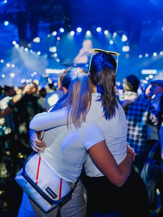 SWR1 Hitparade Finale 2025 Stuttgart - zwei Fans schauen Richtung Bühne