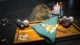 Herstellung des Schoko-Salzstangen-Weihnachtsbaumes in Schritten