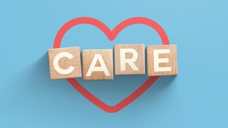 Holzwürfel, auf denen das Wort "Care" steht, liegen auf einem roten Herz vor blauem Hintergrund. Am Pflegetag geht es um alles, was wichtig ist zum Thema Pflege, Hilfsangebote, Pflegeheime und Vorsorge.