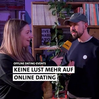 Doro Büttner interviewt zwei Teilnehmer des Dating-Konzepts Date my mate.
