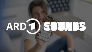 Der Playbutton für deinen Tag: Frau zeigt ihr Smartphone mit der ARD Sounds-App in die Kamera, darüber liegt das ARD Sounds-Logo
