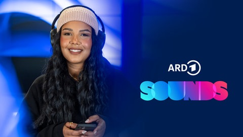 Der Playbutton für deinen Tag: junge Frau mit Mütze und Kopfhörer, daneben das ARD Sounds-Logo vor blauem Hintergrund