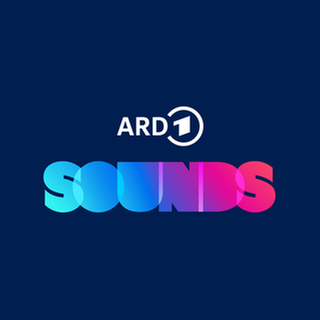 Der Playbutton für deinen Tag: junge Frau mit Mütze und Kopfhörer, daneben das ARD Sounds-Logo vor blauem Hintergrund