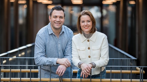 Stefan Orner und Cora Klausnitzer aus dem SWR1 Team moderieren gemeinsam die SWR1 Sendung "Guten Morgen Baden-Württemberg"
