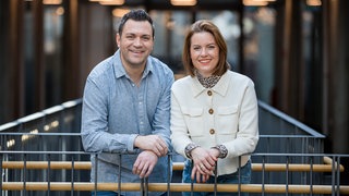 Stefan Orner (links) und Cora Klausnitzer (rechts) moderieren gemeinsam in einem Team SWR1 Guten Morgen Baden-Württemberg.