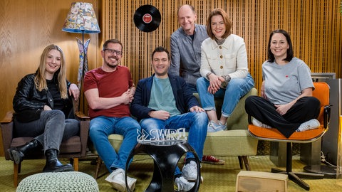 Diese sechs Moderator:innen sind im Team der Morgensendung bei SWR1 "Guten Morgen Baden-Württemberg": Doro Büttner, Ingo Lege, Stefan Orner, Patrick Neelmeier, Cora Klausnitzer und Lena Sterr (von links nach rechts).