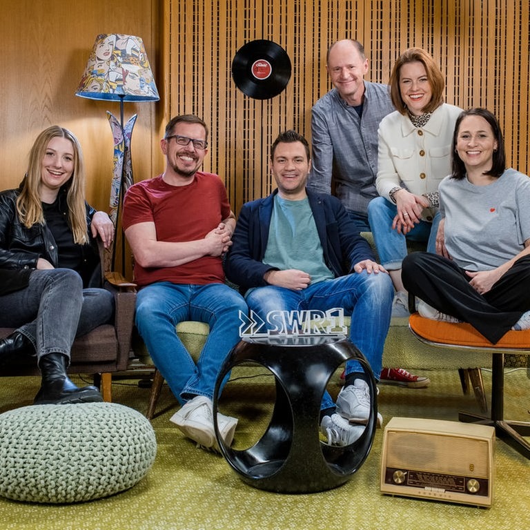Diese sechs Moderator:innen sind im Team der Morgensendung bei SWR1 "Guten Morgen Baden-Württemberg": Doro Büttner, Ingo Lege, Stefan Orner, Patrick Neelmeier, Cora Klausnitzer und Lena Sterr (von links nach rechts).