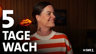 Cora Klausnitzer für den Podcast "5 Tage wach - die kultigste Radio-Hitparade Deutschlands" exklusiv in ARD Sounds