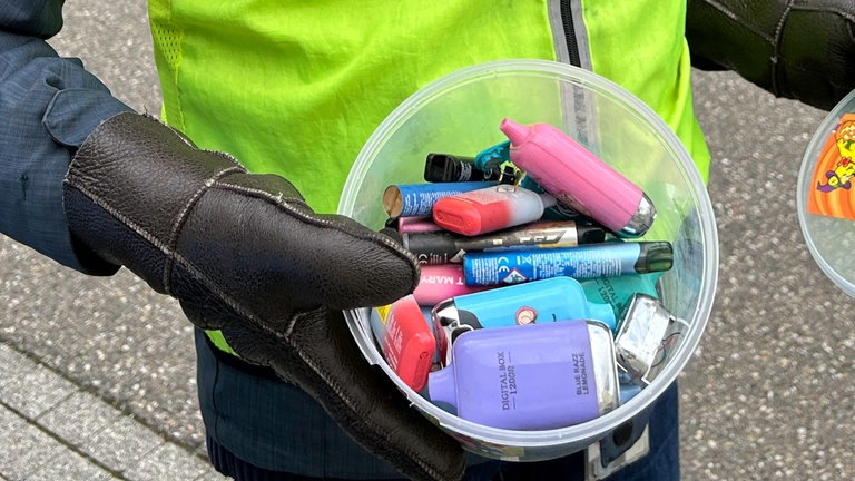 SWR1 Baden-Württemberg Moderator Ingo Lege ist heute in Waldbronn im Kreis Karlsruhe unterwegs. Seine Mission: Baden-Württemberg von Müll befreien!