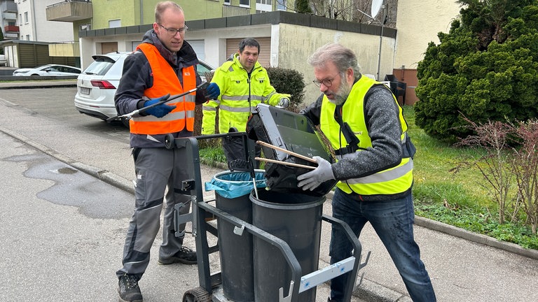 Die SWR1 Dreck weg-Woche unterwegs in Murrhardt im Rems-Murr-Kreis: Der gefundene Drucker ist zu groß für die Mülltonne - aber natürlich wird er fachgerecht entsorgt als Elektroschrott