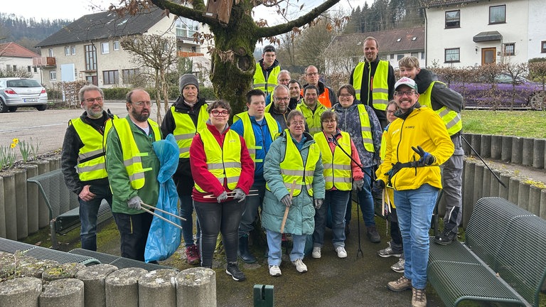 Die SWR1 Dreck weg-Woche unterwegs in Murrhardt im Rems-Murr-Kreis. Gruppenbild mit der Murrhardter Werkstatt der Paulinenpflege Winndenden e.V.