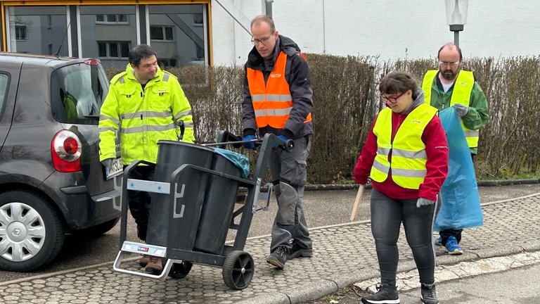 Müll sammeln in Murrhardt im Rems-Murr-Kreis: SWR1 Moderator Ingo Lege sagt mit Mitarbeiter:innen der Paulinenpflege Winnenden e.V. dem Dreck den Kampf an.