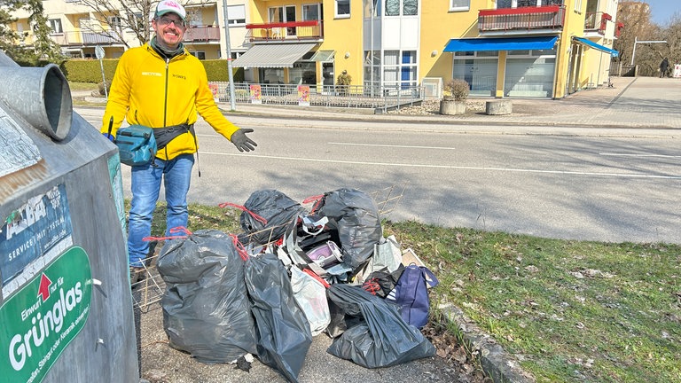 SWR1 Dreck weg-Woche 2026 in Oberndorf-Lindenhof. Ingo Lege vor einem Teil des gesammelten Mülls