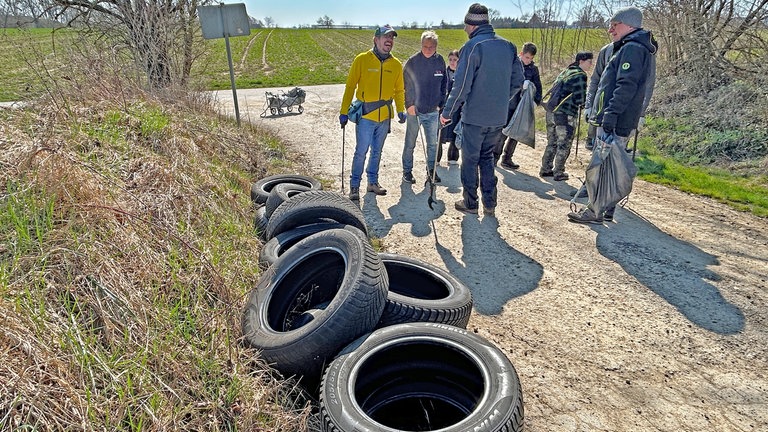 Die SWR1 Dreck weg-Woche 2026 in Oberndorf-Lindenhof: Illegal am Wegrand entsorgte Autoreifen