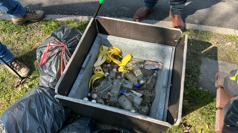 Die SWR1 Dreck weg-Woche 2026 in Oberndorf. Ein Mülleimer voller Schnapsflaschen, die wir aus dem Gebüsch direkt daneben gesammelt haben!