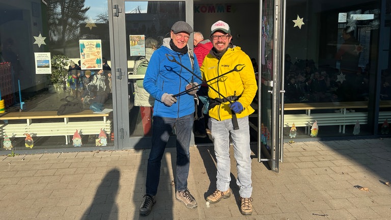 SWR1 Moderator Ingo Lege, Gewinner Ulrich und eine Kindergartengruppe sammeln Müll in Langenburg.