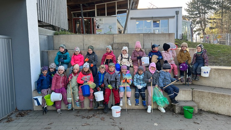SWR1 Moderator Ingo Lege, Gewinner Ulrich und eine Kindergartengruppe sammeln Müll in Langenburg.