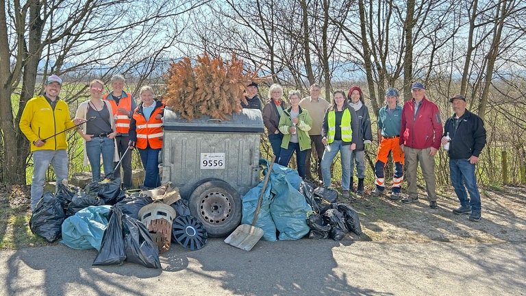 Die SWR1 Dreck weg-Woche in Aichelberg: Unsere Dreck weg-Gruppe nach getaner Arbeit - da kam ganz schön viel Müll zusammen!