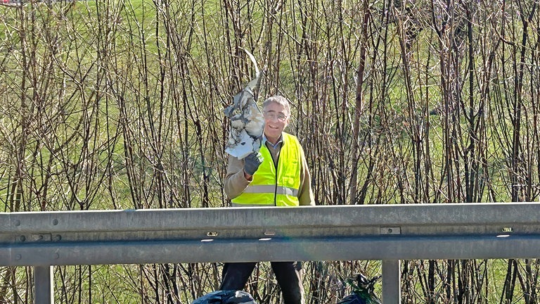 Die SWR1 Dreck weg-Woche in Aichelberg: Uli findet Karosserie-Teile