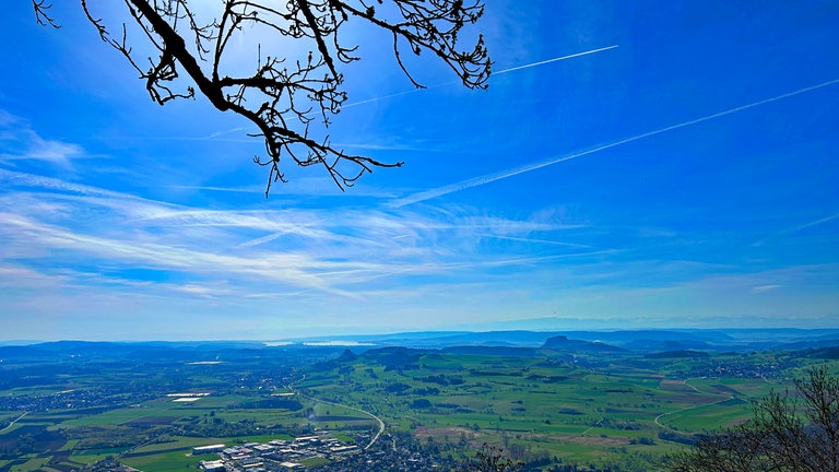 Die "Für uns in Baden-Württemberg"-Tour macht Station in Singen. Und SWR1 Moderator Julian Hammerstein probiert eine andere Form von Wandern aus: Trailrunning. Über 300 Höhenmeter geht's rauf auf den Hohenwehen. Das ist einer der Vulkane im Hegau.