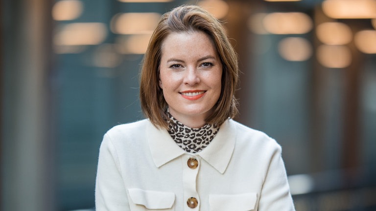 Cora Klausnitzer aus dem SWR1 Team moderiert zusammen mit Stefan Orner die Sendung "Guten Morgen Baden-Württemberg"