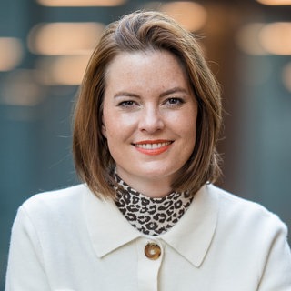 Cora Klausnitzer aus dem SWR1 Team moderiert zusammen mit Stefan Orner die Sendung "Guten Morgen Baden-Württemberg"