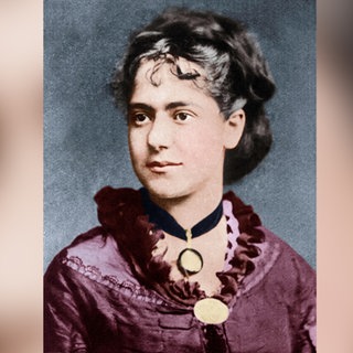 Das Porträt zeigt Eleanor Marx, die Tochter von Karl Marx. Sie hat dunkle Haare und trägt ein violettes Kleid.
