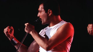 Queen Sänger Freddy Mercury ballt eine Faust