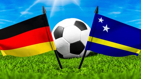 Symbolbild zur FIFA Fußball-WM 2026 mit den Flaggen von Deutschland und Curacao.