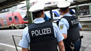 Bundespolizisten stehen am Hauptbahnhof an einem Bahnsteig.